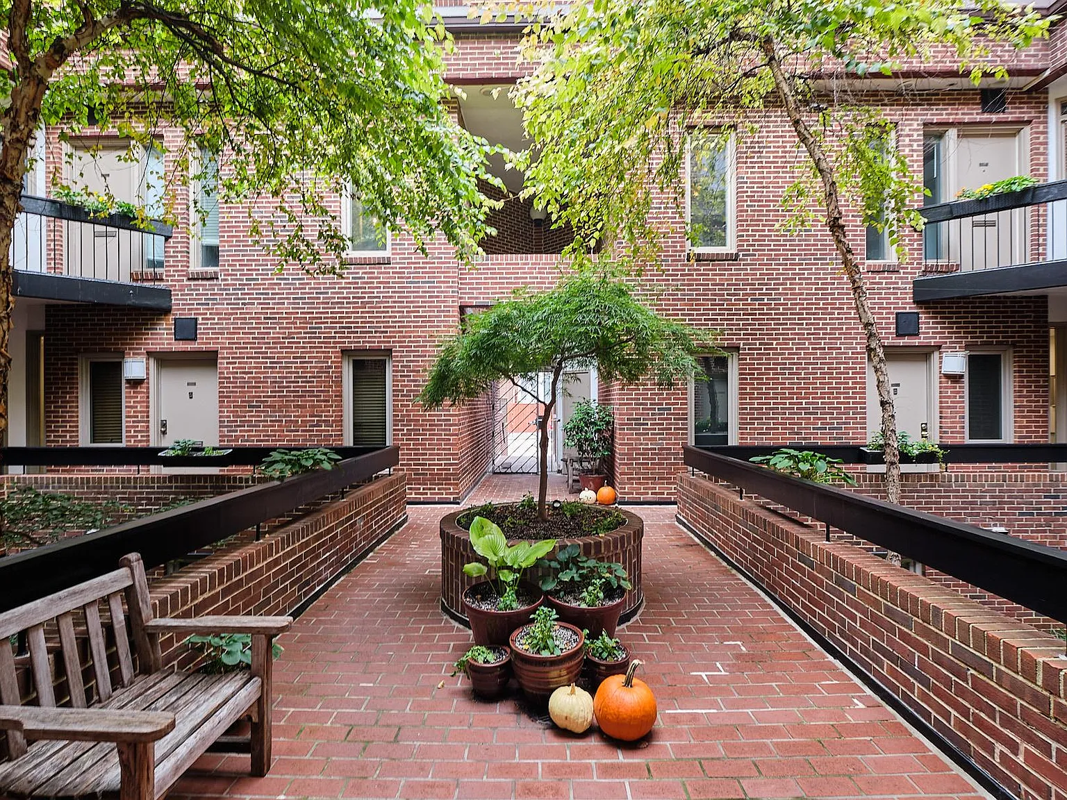 2 bed, 2.5 bath, 1174 sqft, $3,900 — Photo 2