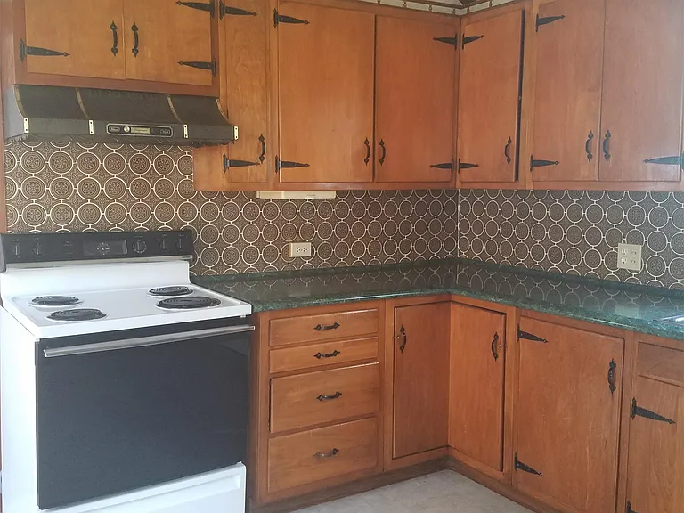 525 W Addison St — Photo 5