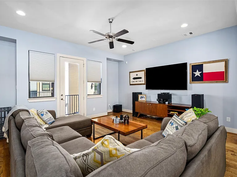 1720 Live Oak St — Photo 6
