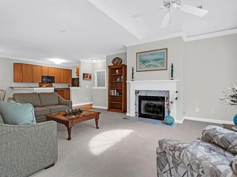 1328 Kingsford Ln — Photo 3