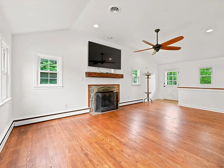 1058 Glen Hall Rd — Photo 6