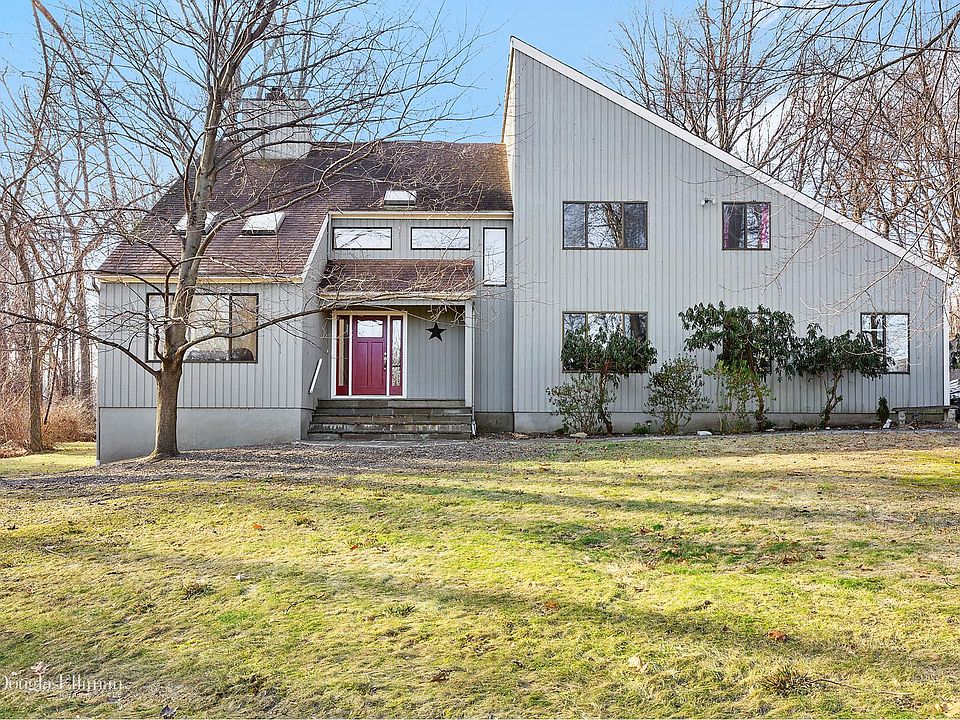 1st image of 18 Quaker Hill Dr