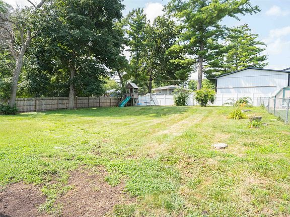3rd image of 3304 Hillsdale Dr