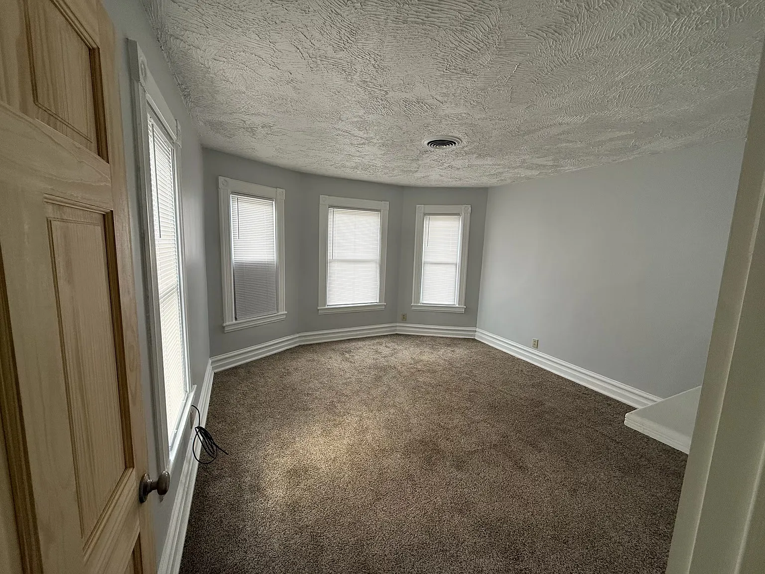 3 bed, 900 sqft, $950 — Photo 3
