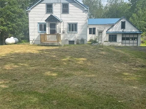 6815 Southwestern Blvd, Lake View, NY 14085