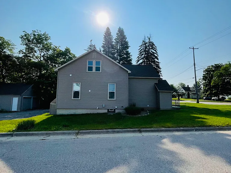 1323 Leonard St NE — Photo 10