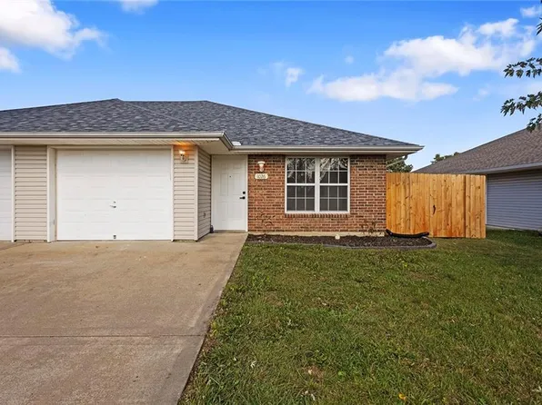 1026 Sandy Ln, Grain Valley, MO 64029