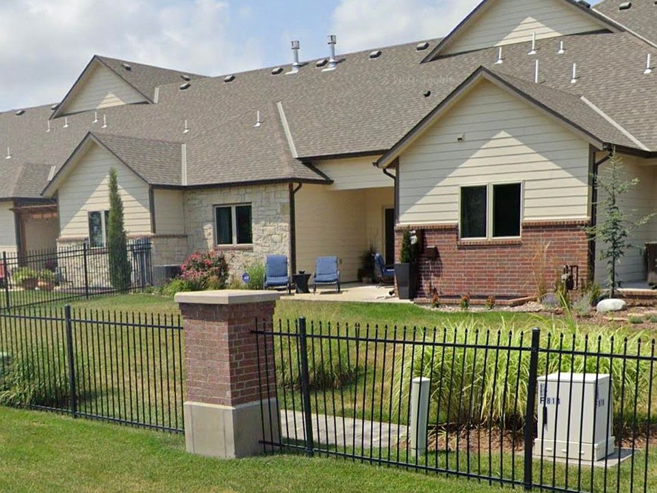 1st image of 818 McCloud Cir #402