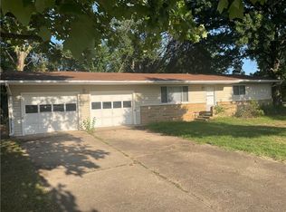 914 S Dixieland Rd, Rogers, AR 72758