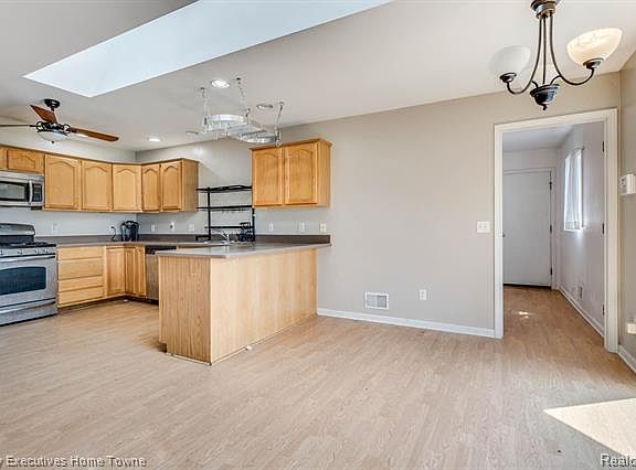 5th image of 574 Kelli Ave