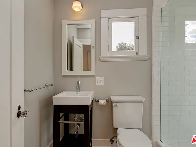 1441 N Ogden Dr — Photo 20