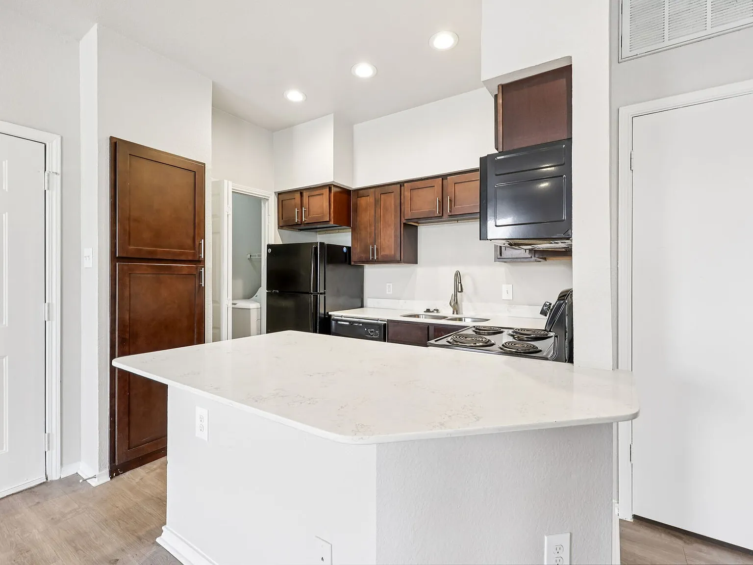 Oaks White Rock — Photo 2