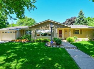9800 W Sarasota Pl, Wauwatosa, WI
