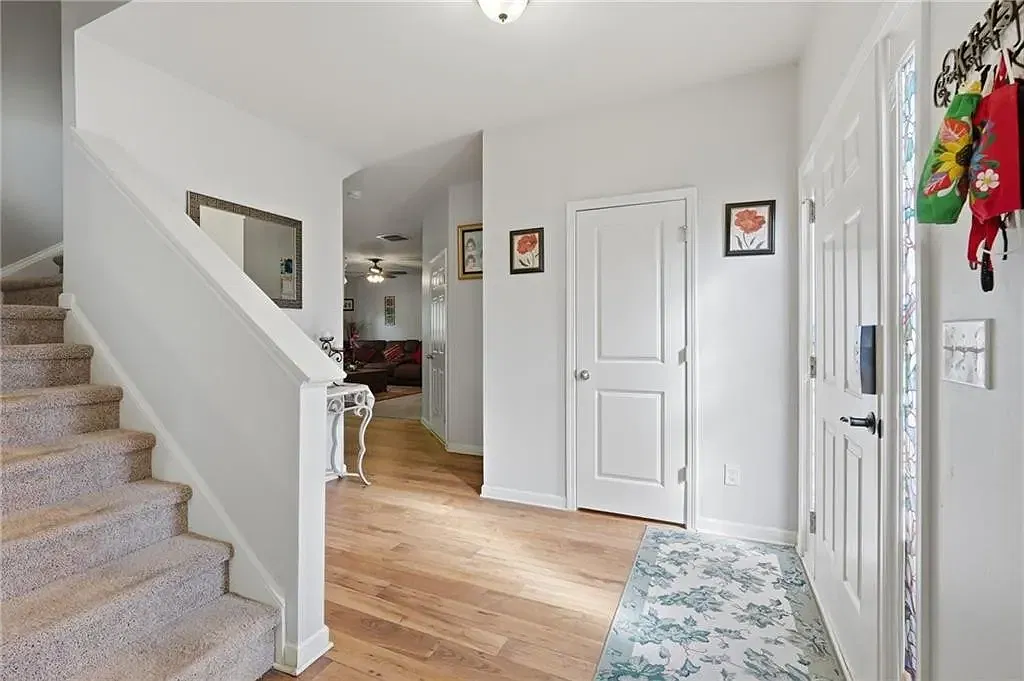 5 bed, 2.5 bath, 2654 sqft, $2,450 — Photo 2