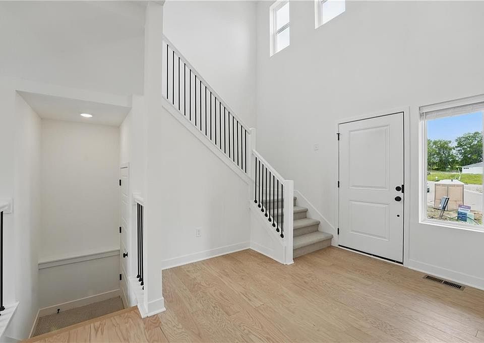 2nd image of 375 SW Amara Dr