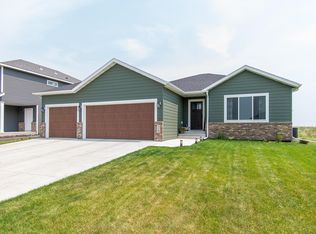 418 Lionheart Dr, Horace, ND 58047