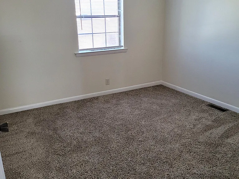 255 Mayflower Ln N — Photo 7