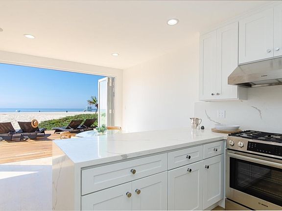 Spacious counter in brand new kitchen, cook while watching the Ocean
