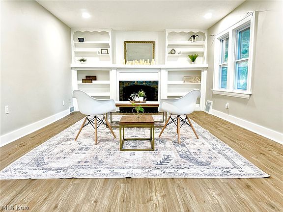 3rd image of 467 Fernwood Dr