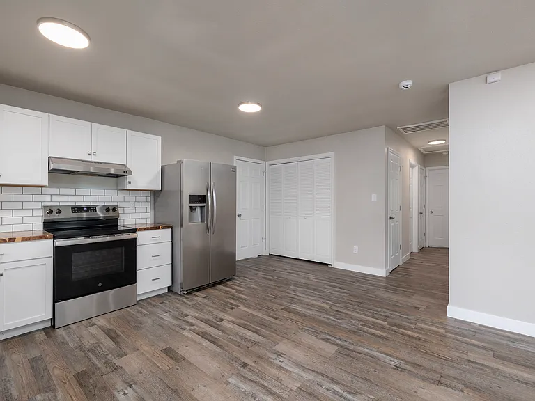 1824 N Hillcrest Ave — Photo 9