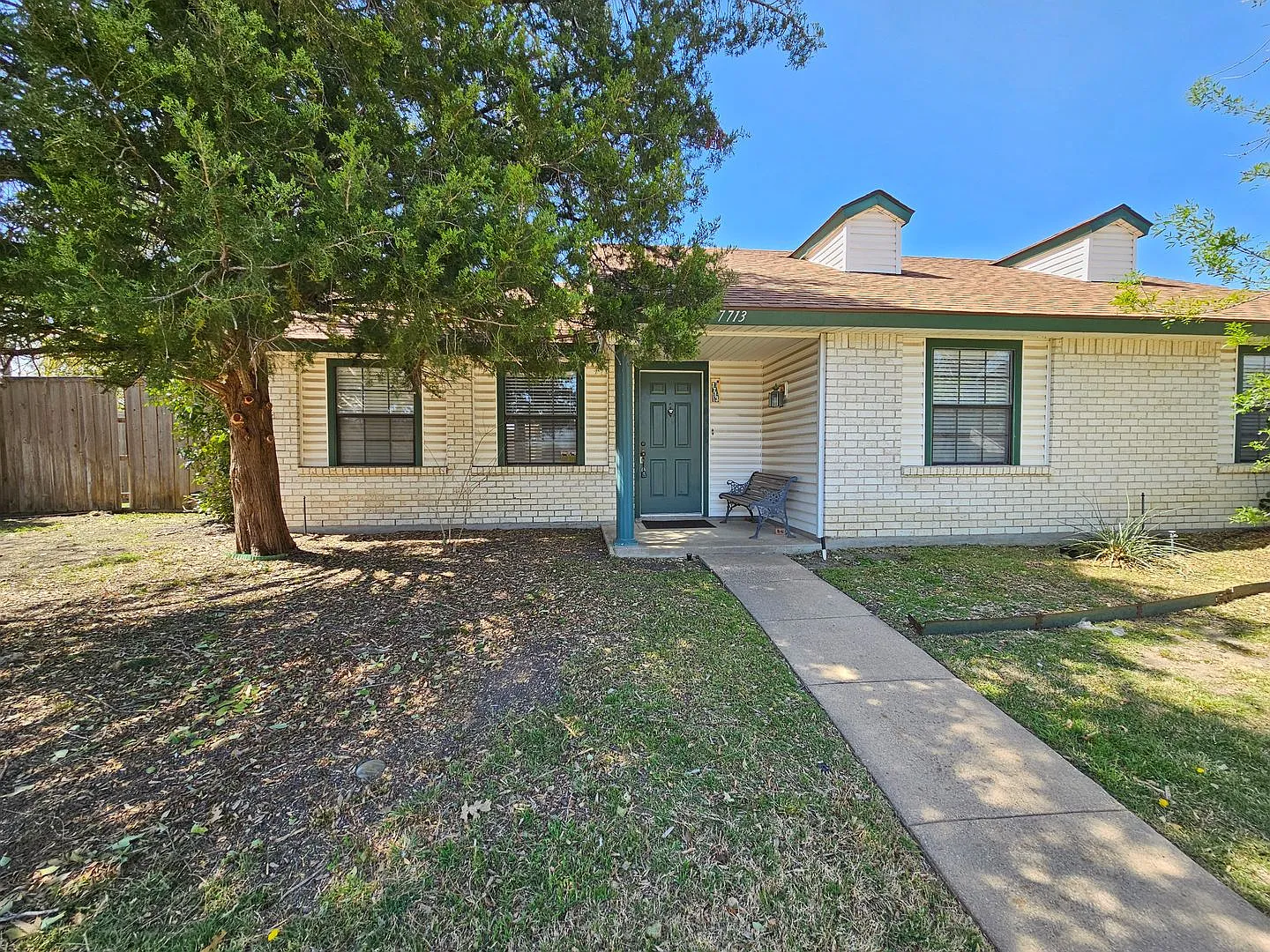 Spacious ranch-style home located on a corner lot in Plano — Photo 2