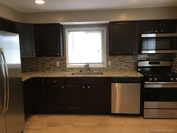 3rd image of 526 Scott St