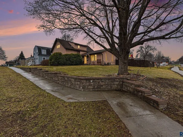 323 N Catherine Ave, Madison, SD 57042