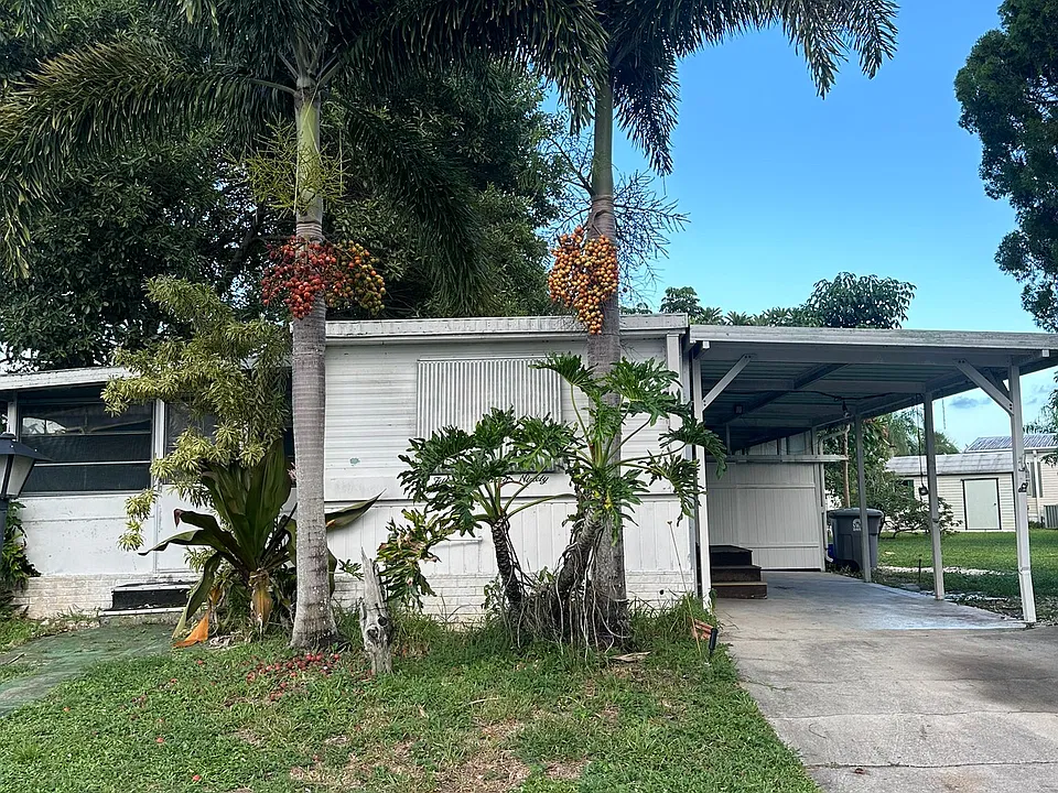 1590 SW 65th Ter