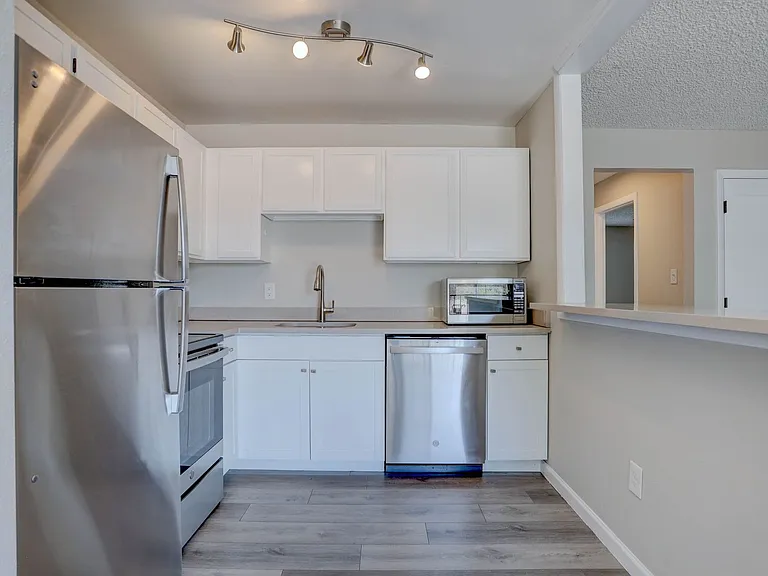 Caravelle Apartments — Photo 24