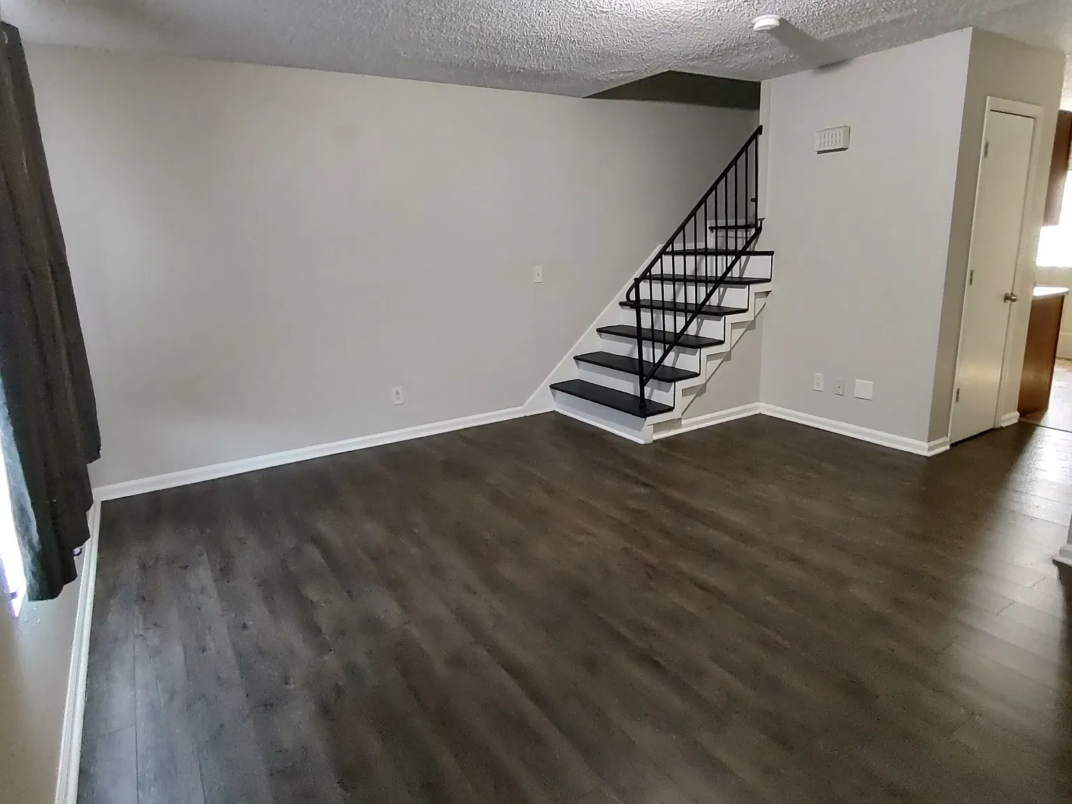 2 bed, 1.5 bath, 991 sqft, $1,400 — Photo 2