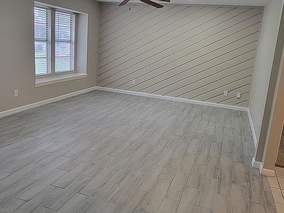 4th image of 427 Darlene Ln