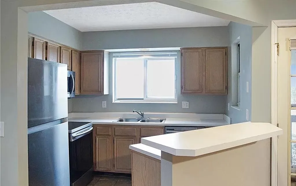 2 bed, 1008 sqft, $1,575 — Photo 3