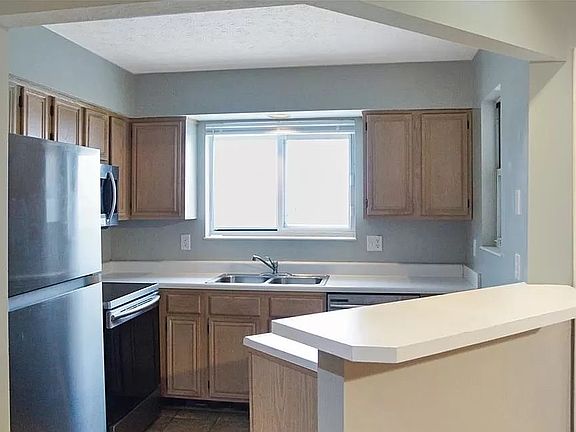 3rd image of 306 Waterfront Pl
