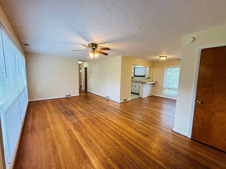 709 Barringer Dr — Photo 2