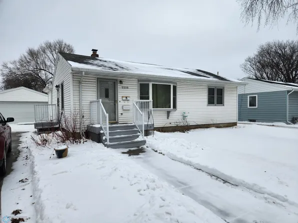 2209 5th Ave S, Fargo, ND 58103