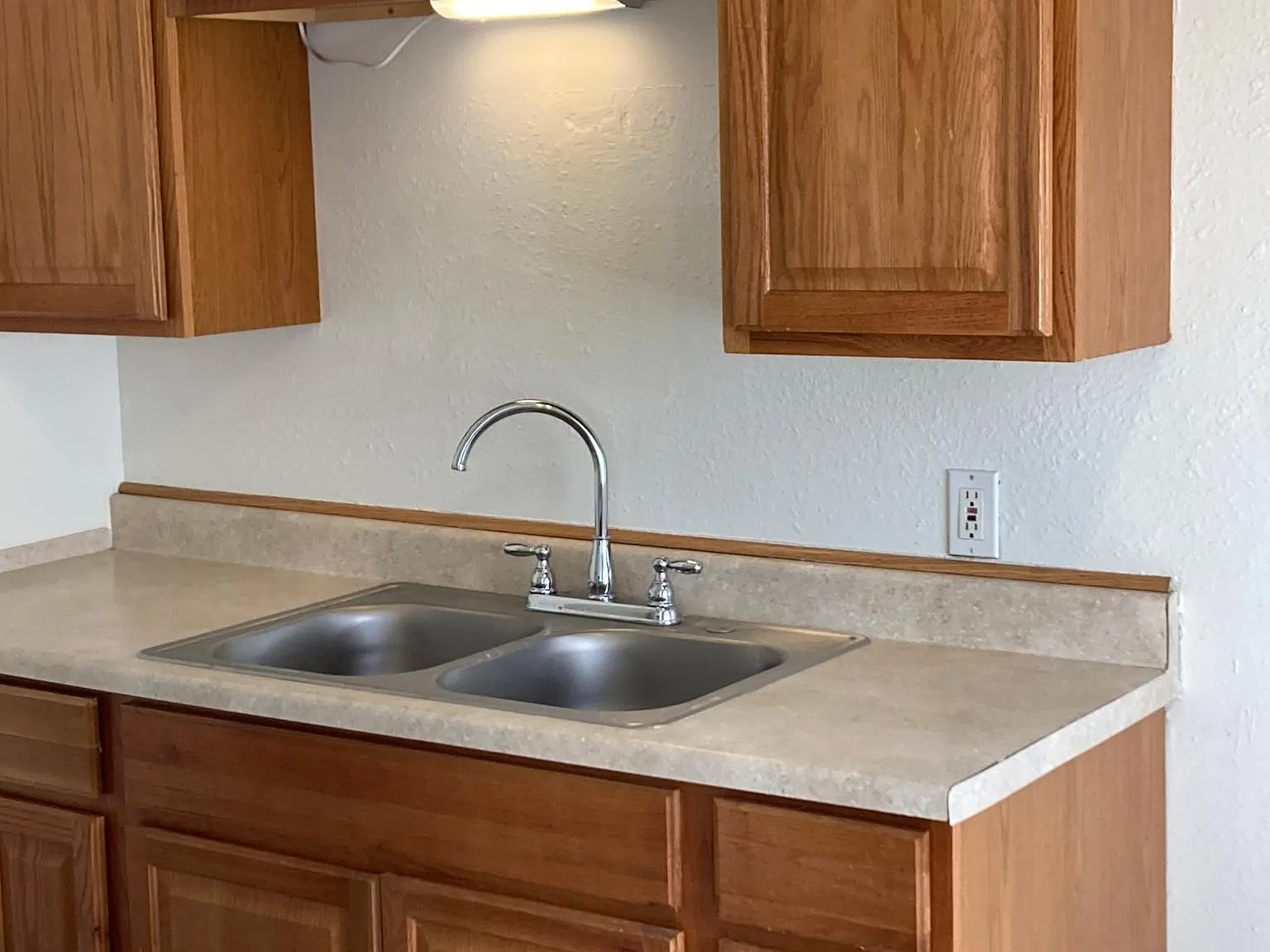 712 W Atkins Ave — Photo 2