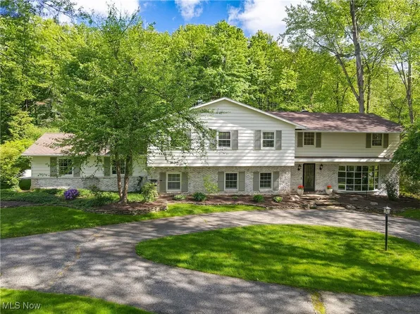 8130 Westhill Dr, Chagrin Falls, OH 44023