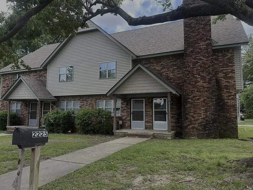 2225 N 47th Ter