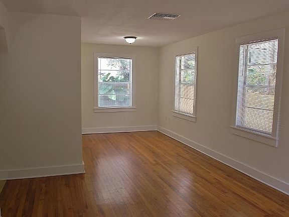 Living Room To Dining Room.
Beautiful Hardwood Oak Flooring.