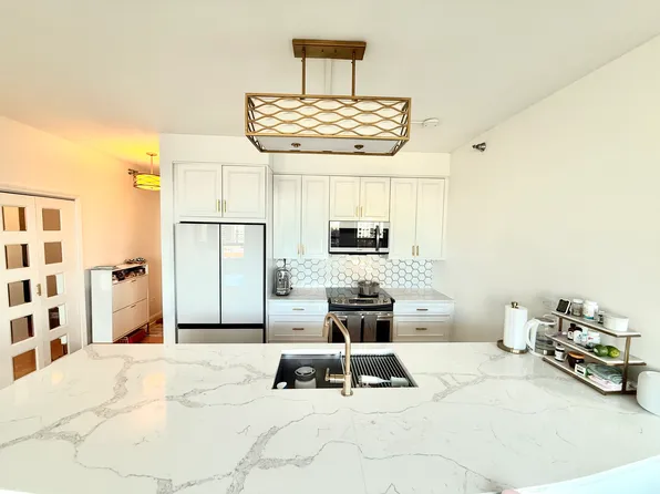 421 W Huron St APT 701, Chicago, IL 60654