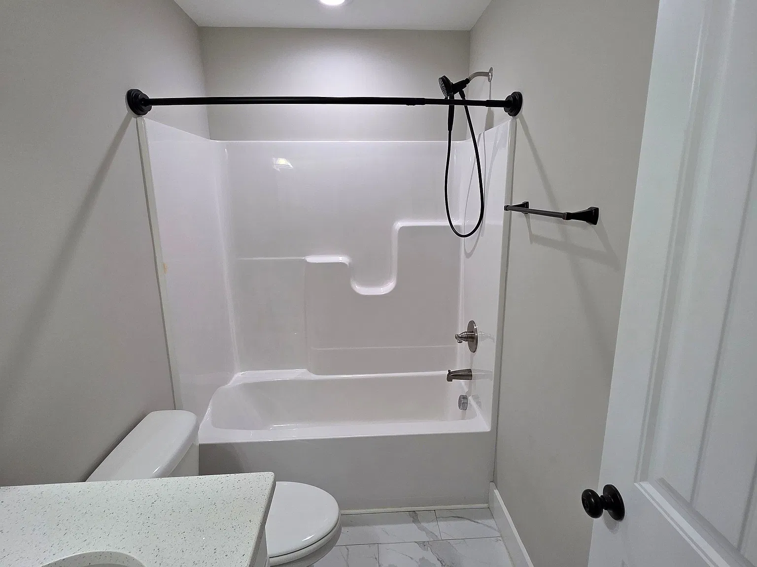 3 bed, 2.0 bath, 1300 sqft, $1,800 — Photo 4