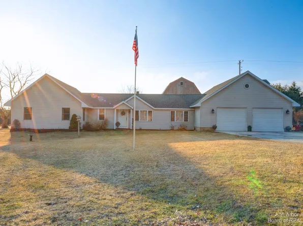 12760 Roepke Rd, Gregory, MI 48137