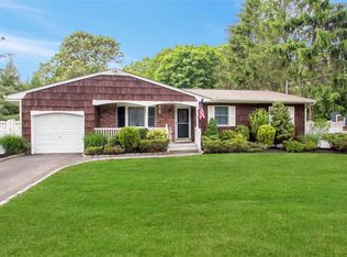 46 Holiday Blvd, Center Moriches, NY 11934
