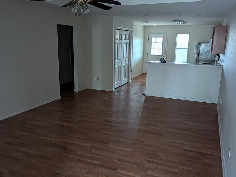 872 Lakeview Dr — Photo 5