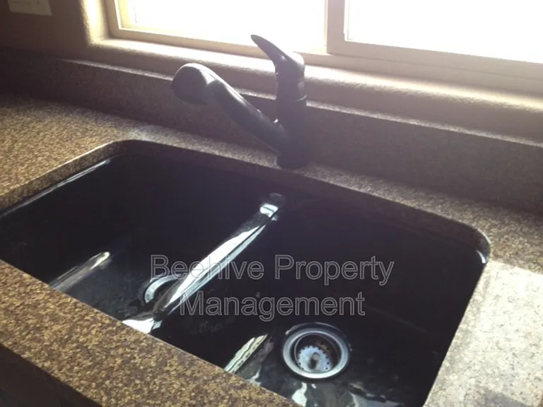 2947 N Evergreen St — Photo 4