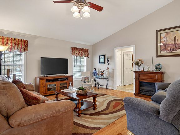 3rd image of 1017 Iroquois Ln