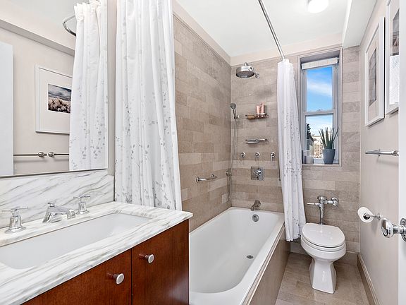 4th image of 227 E 57th St APT 10B