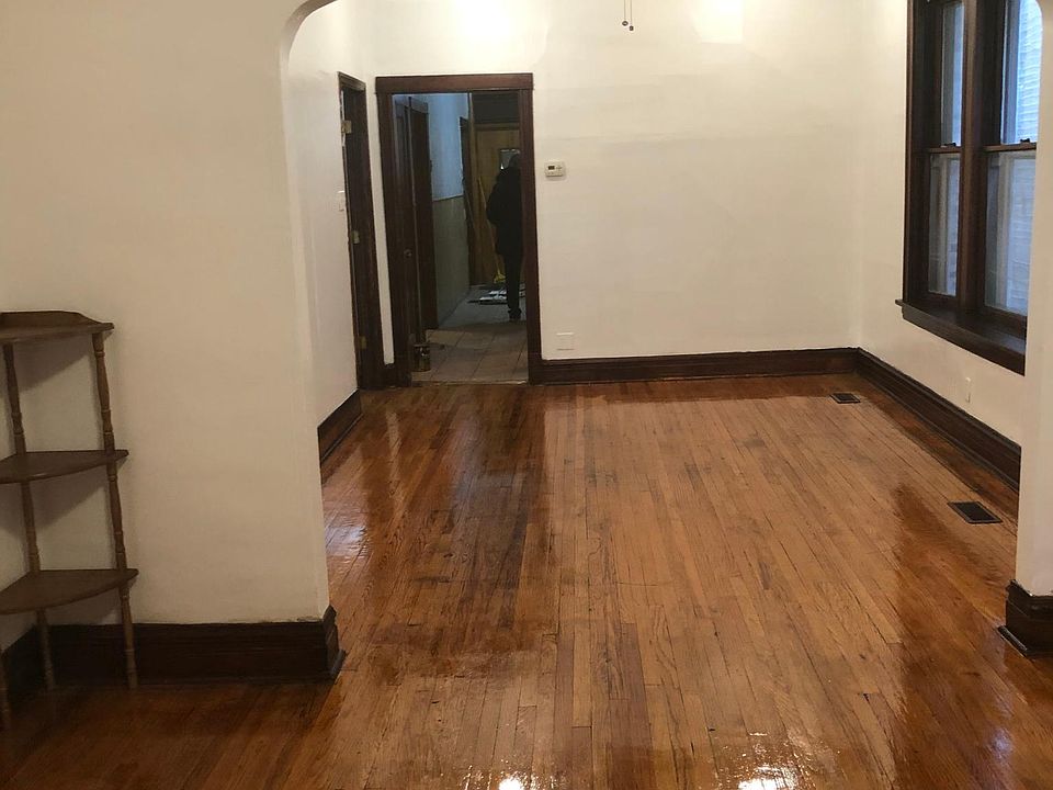 1st image of 846 N Oakley Blvd Floor 1