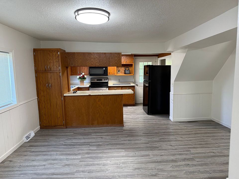 1st image of 407 W Main St