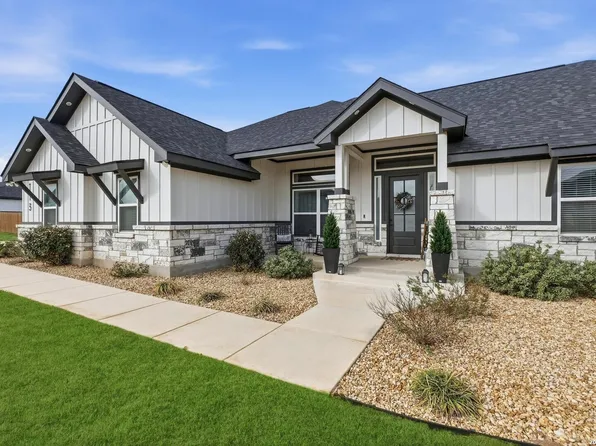 113 Hondo Dr, La Vernia, TX 78121